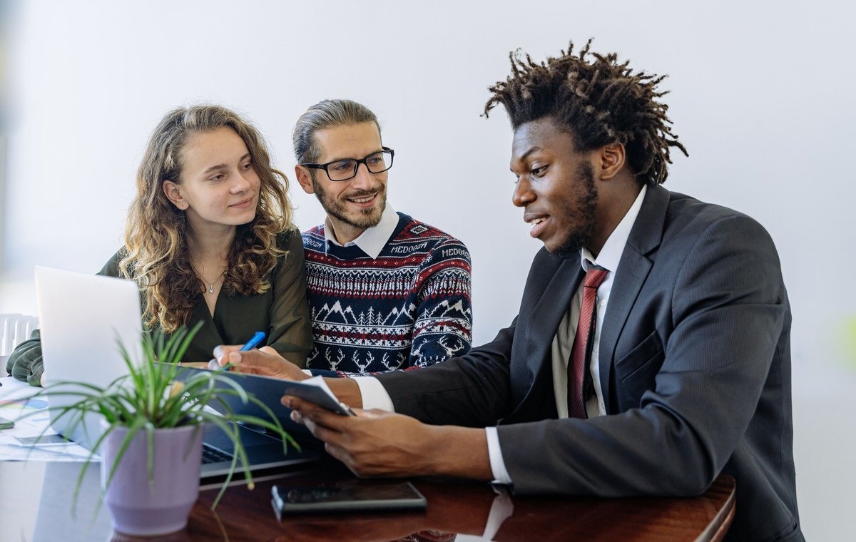 Financieel overleg in een professionele kantooromgeving