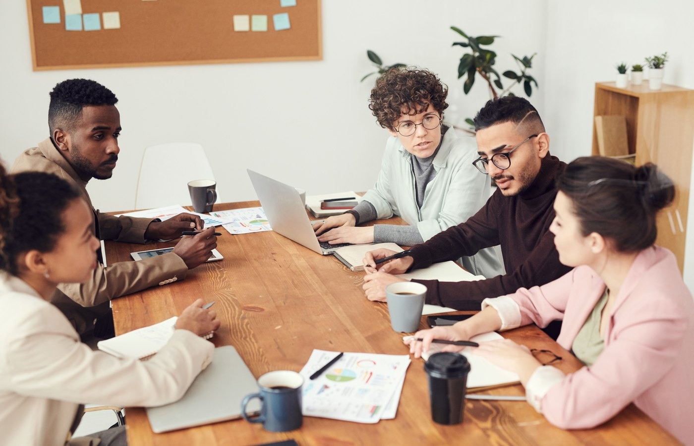 Zakelijke professionals bespreken financiële rapporten tijdens een vergadering