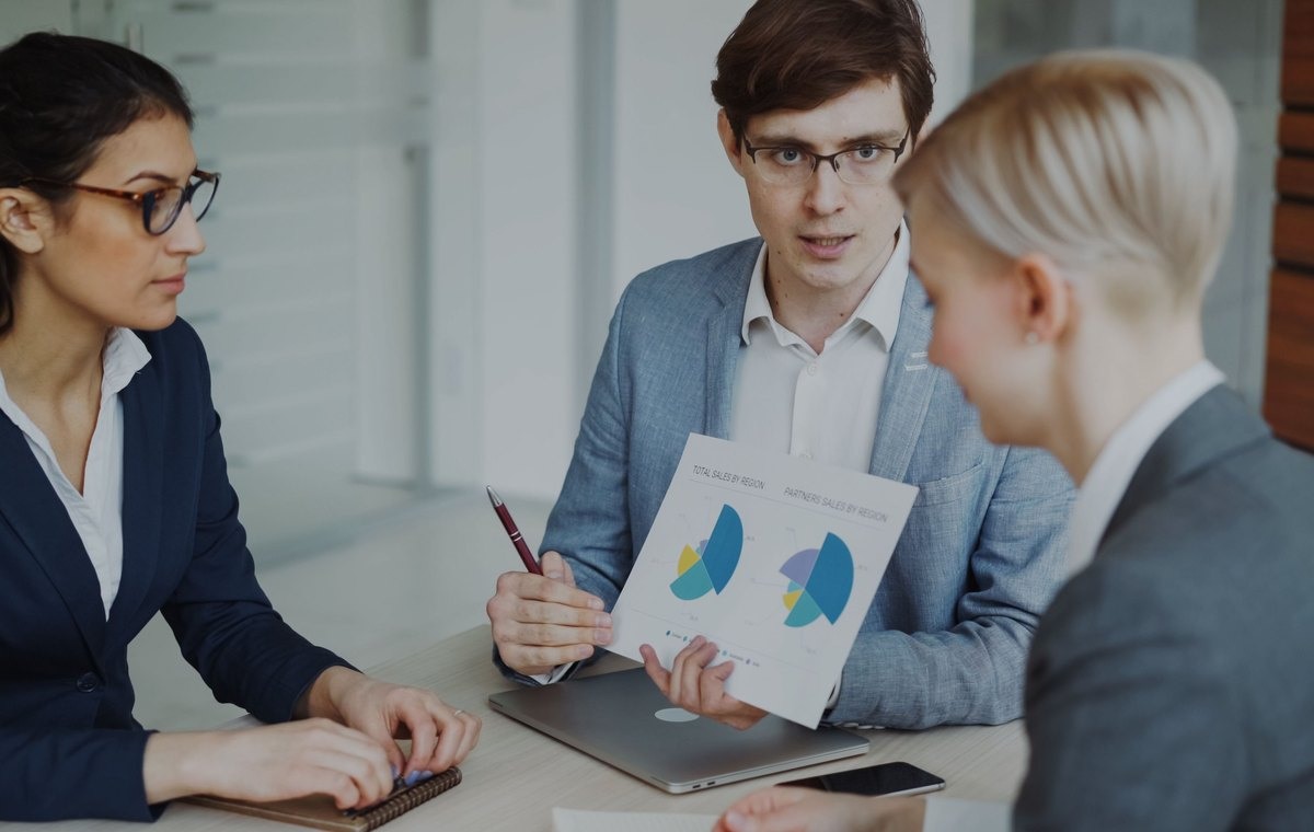 Team bespreekt financiële grafieken en kwaliteitscontroles